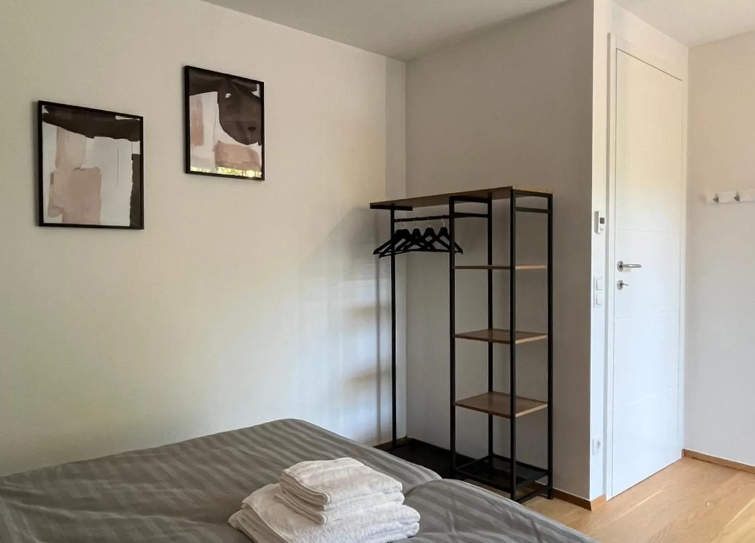Roterd Residence, Central & Green, Parking Lot Vienna Apartment